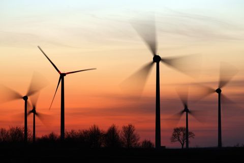 Windkraftanlagen vor einem Sonnenuntergang.