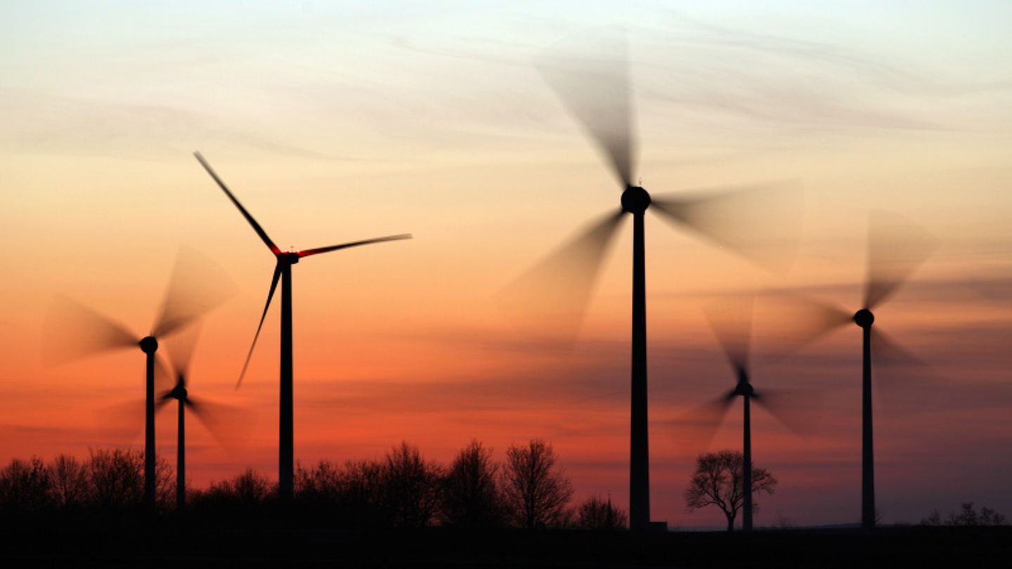 Windkraftanlagen vor einem Sonnenuntergang.