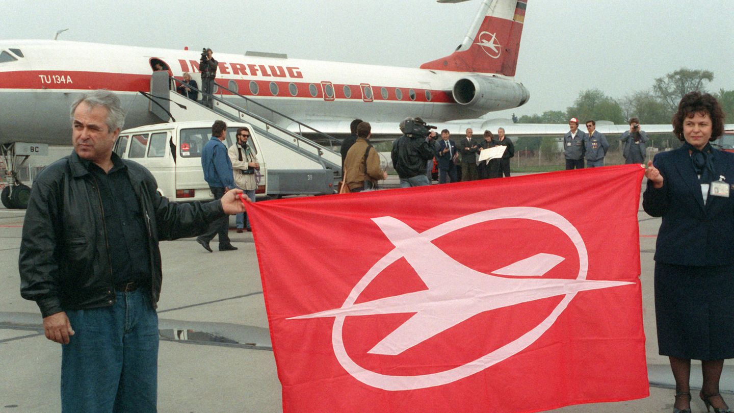 Ende April 1991 stellt die Interflug offiziell ihren Betrieb ein. Der letzte Flug geht mit einer Tupolew Tu-134 nach Wien und zurück.