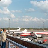 Nach der deutschen Wiedervereinigung fliegen mehr und mehr Chartergesellschaften Schönefeld an, wie hier die LTU im Jahre 1994. Zu dem Zeitpunkt betrieb die Stadt auch noch die Flughäfen Tegel und Tempelhof mit Passagierverkehr.