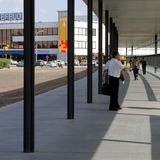 Im Rahmen der Baumaßnahmen entstand auch die Überdachung des 270 Meter langen Fußweges zwischen dem Fern- und S-Bahnhof und dem Abfertigungsgebäude des Flughafens.