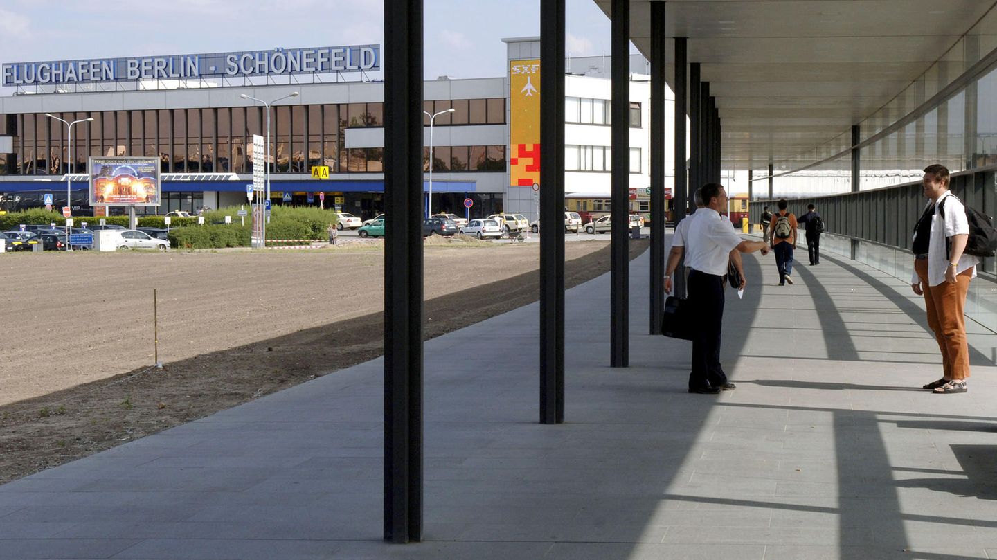 Im Rahmen der Baumaßnahmen entstand auch die Überdachung des 270 Meter langen Fußweges zwischen dem Fern- und S-Bahnhof und dem Abfertigungsgebäude des Flughafens.