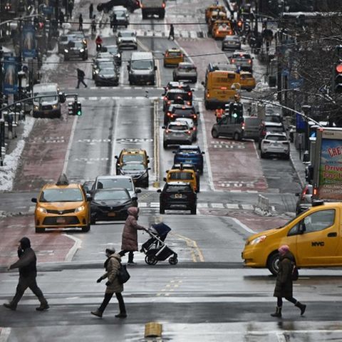 Eine Straßenkreuzung in New York im kalten Februar