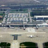 Luftaufnahme aus dem Jahre 2005: Das Gebäude aus den 1970er Jahren wurde nach der Wende erweitert, erhielt Fluggastbrücken und wurde speziell zum Flughafen für Billigfliegern ausgebaut.