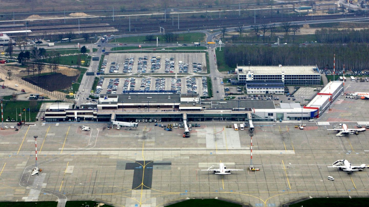 Luftaufnahme aus dem Jahre 2005: Das Gebäude aus den 1970er Jahren wurde nach der Wende erweitert, erhielt Fluggastbrücken und wurde speziell zum Flughafen für Billigfliegern ausgebaut.