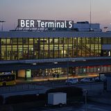 Mit der Eröffnung des neuen Hauptstadtflughafens im Süden von Schönefeld wurde das Gebäude im Herbst 2020 in T5 unbenannt.