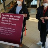 Am 22. Februar 2021 wurde das Schönefelder Terminal zunächst "vorübergehend" dicht gemacht. Für die Wiederinbetriebnahme von T5 müsste die Flughafengesellschaft rund 140 Millionen Euro in die Sanierung investieren  - das Geld fehlt. Im November 2022 beschloss der FFB-Aufsichtsrat das endgültige Aus für Schönefeld.