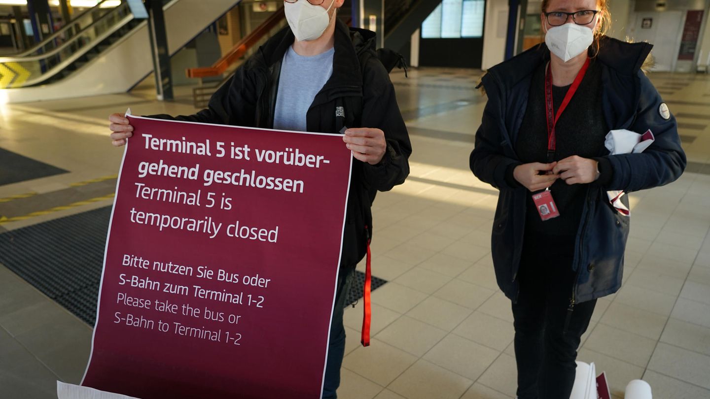 Am 22. Februar 2021 wurde das Schönefelder Terminal zunächst "vorübergehend" dicht gemacht. Für die Wiederinbetriebnahme von T5 müsste die Flughafengesellschaft rund 140 Millionen Euro in die Sanierung investieren  - das Geld fehlt. Im November 2022 beschloss der FFB-Aufsichtsrat das endgültige Aus für Schönefeld.