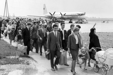 Passagiere am DDR-Flughafen Schönefeld
