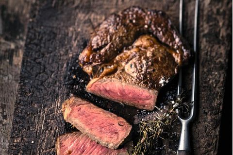 Bei 60 Grad ist Schluss: Mit dieser Kerntemperatur sollte Rindfleisch aus dem Ofen geholt werden