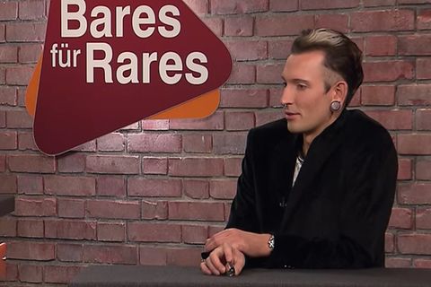 Fabian Kahl sitzt im Bares für Rares Studio in Pulheim im Händlerraum