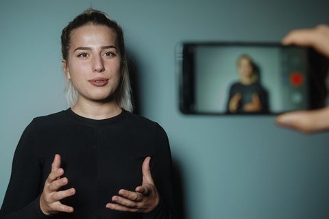 Mädchen lässt sich mit dem Handy filmen