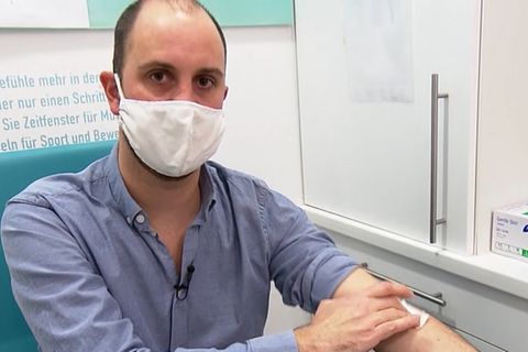 Lutz Harbaum macht einen Antikörpertest