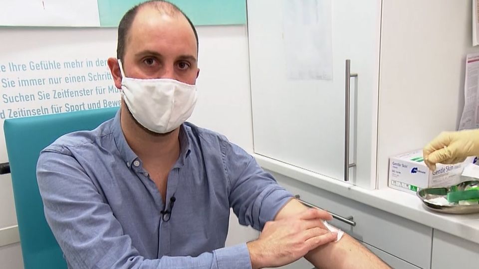 Lutz Harbaum macht einen Antikörpertest