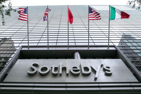 Fahnen wehen an der Fassade des Auktionshauses Sotheby's in New York