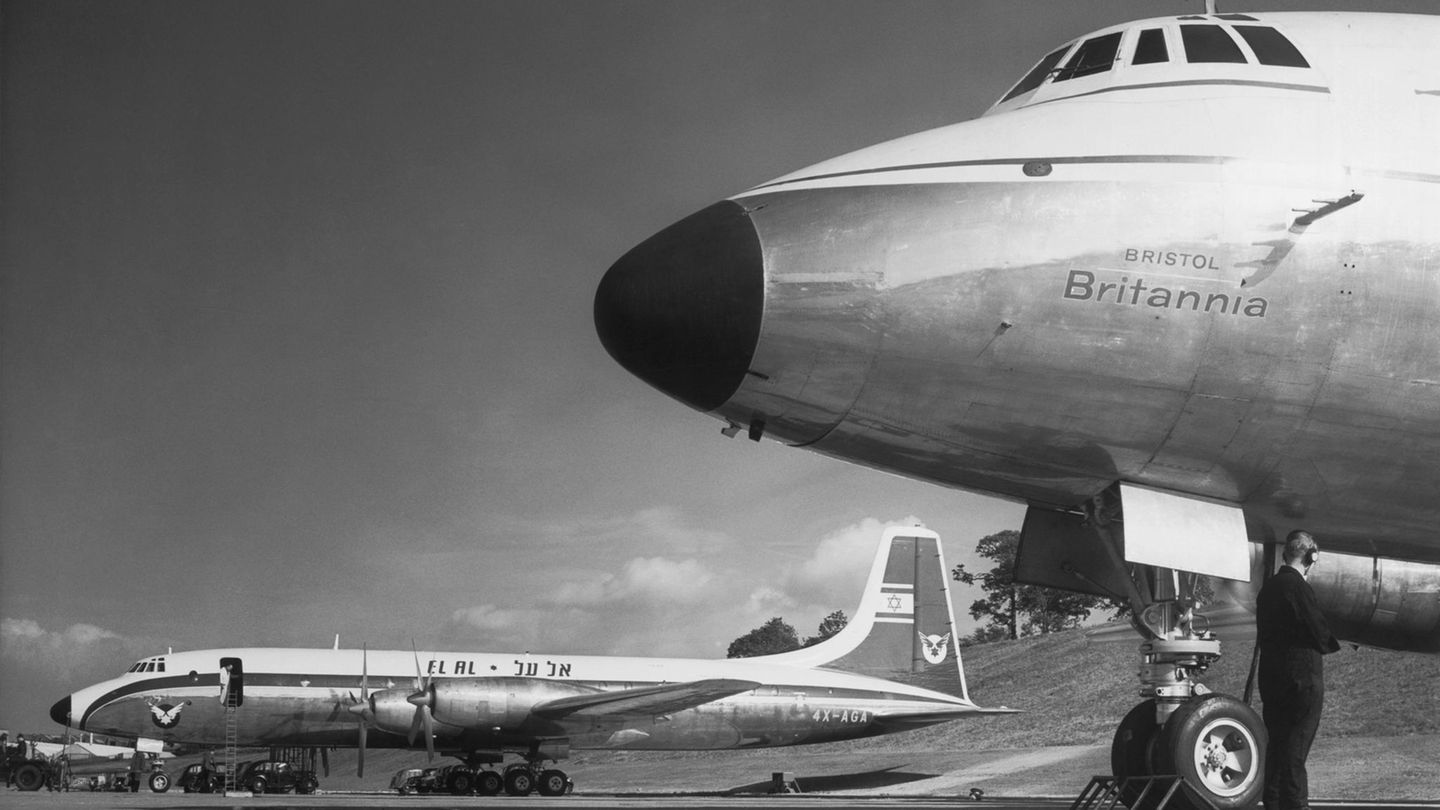 Bristol Britannia  Die meisten dieser Langstreckenflugzeuge flogen für British Overseas Airways Corporation (BOAC), die Royal Air Force, Canadian Pacific Airlines und El Al (Foto). Letzte nutzte als erste Gesellschaft die Britannia auch für Transatlantikflüge.