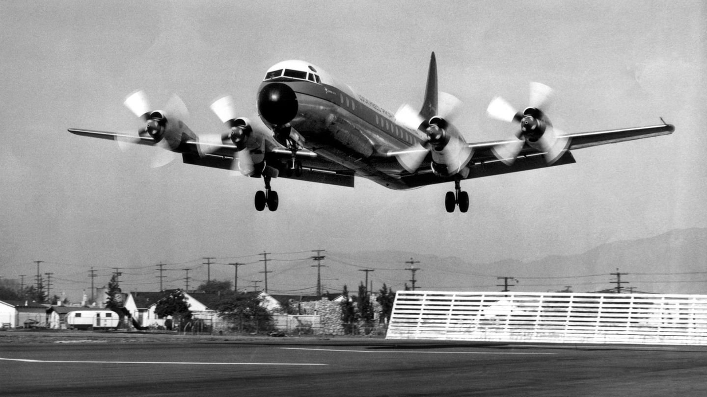 Classic Airliners: Lockheed Electra Zu den wenigen in den Vereinigten Staaten entwickelten Verkehrsflugzeugen mit Propellerturbinenantrieb gehörte die Lockheed L-188 Electra. Die Flugzeuge kamen vor allem bei US-Fluggesellschaften im Kurz- und Mittelstreckenbetrieb zum Einsatz. Doch gleich drei Abstürze nach der Einführung 1959 machten Nachbesserungen an den Triebwerksaufhängungen erforderlich. Die militärische Variante, die Lockheed P-3 Orion, wurde mehr als 750 Mal gebaut und fliegt noch heute - auch für das Marinefliegerkommando in Nordholz. Lockheed Electra Zu den wenigen in den Vereinigten Staaten entwickelten Verkehrsflugzeugen mit Propellerturbinenantrieb gehörte die Lockheed L-188 Electra. Die Flugzeuge kamen vor allem bei US-Fluggesellschaften im Kurz- und Mittelstreckenbetrieb zum Einsatz. Doch gleich drei Abstürze nach der Einführung 1959 machten Nachbesserungen an den Triebwerksaufhängungen erforderlich. Die militärische Variante, die Lockheed P-3 Orion, wurde mehr als 750 Mal gebaut und fliegt noch heute - auch für das Marinefliegerkommando in Nordholz.