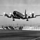 Lockheed Electra  Zu den wenigen in den Vereinigten Staaten entwickelten Verkehrsflugzeugen mit Propellerturbinenantrieb gehörte die Lockheed L-188 Electra. Die Flugzeuge kamen vor allem bei US-Fluggesellschaften im Kurz- und Mittelstreckenbetrieb zum Einsatz. Doch gleich drei Abstürze nach der Einführung 1959 machten Nachbesserungen an den Triebwerksaufhängungen erforderlich. Die militärische Variante, die Lockheed P-3 Orion, wurde mehr als 750 Mal gebaut und fliegt noch heute - auch für das Marinefliegerkommando in Nordholz.