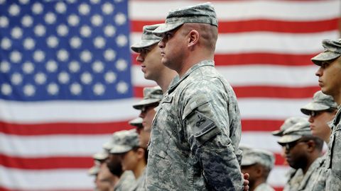 US-Soldaten stehen auf der US-Airbase in Wiesbaden-Erbenheim vor einer US-Flagge