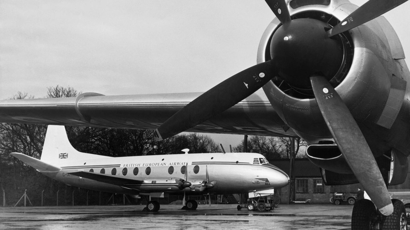 Vickers Viscount  Ende der 1950er Jahre wurde bei der BEA die Ambassador im Kurz- und Mittelstreckenverkehr durch dieses Flugzeug mit Turboproantrieb abgelöst, das durch die neue Motorengeneration innen wesentlich komfortabler war. Beliebt war das Fluzeug auch wegen der großen ovalen Fenster.