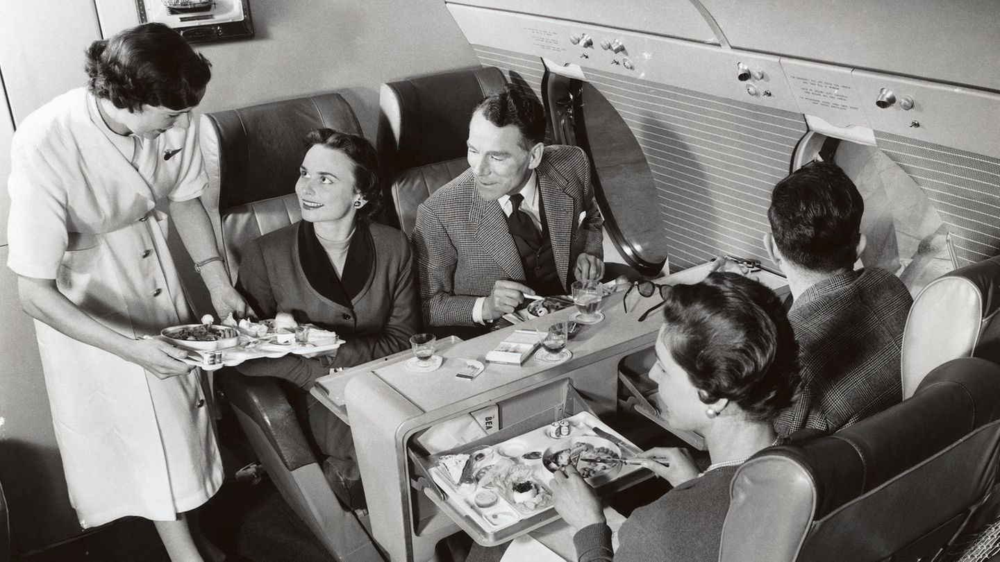 Vickers Viscount  Blick in die First Class: Die bis zu 75 Passagiere fassende Maschine war sehr erfolgreich. Bis 1964 hatte Vickers 443 Maschinen produziert, die bei vielen Fluggesellschaften zum Einsatz kam, darunter auch bei der Deutschen Lufthansa und dem Condor Flugdienst.