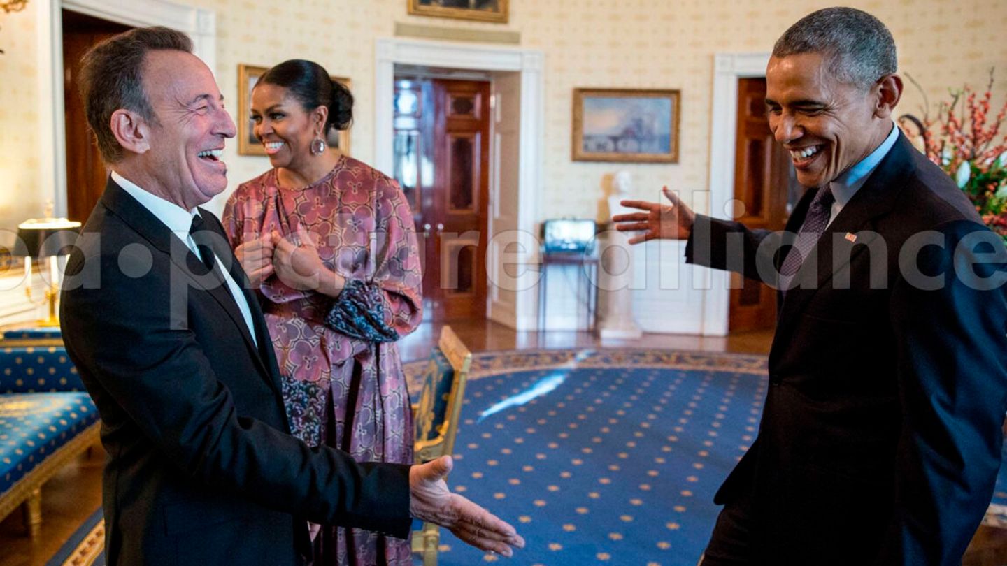 Zwei vom gleichen Schlag: Barack Obama (re.) und Bruce Springsteen im Blue Room des Weißen Hauses vor der Verleihung der Medal of Freedom an den Rockmusiker im November 2016. Auch Michelle Obama freut sich im Hintergrund.