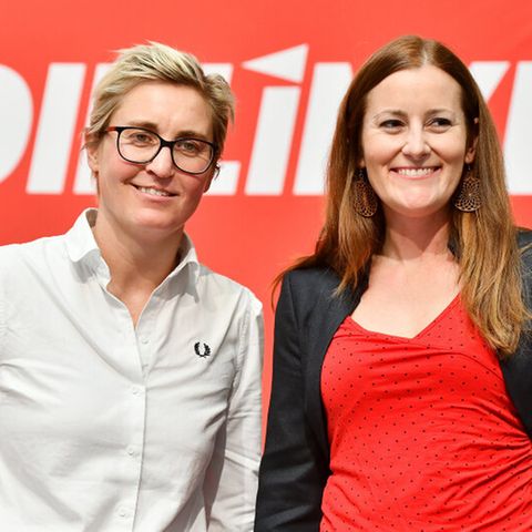 Susanne Hennig-Wellsow (l), Landesvorsitzende von Die Linke Thüringen, und Janine Wissler, stellvertretende Parteivorsitzende der Linken auf Bundesebene