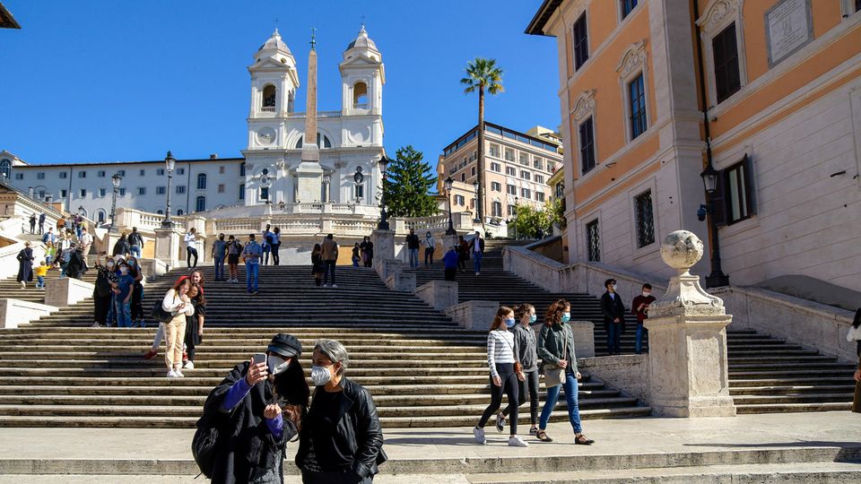 Reiseplanung 2021: Eine der Hauptattraktionen in Rom: die Spanische Treppe Eine der Hauptattraktionen in Rom: die Spanische Treppe