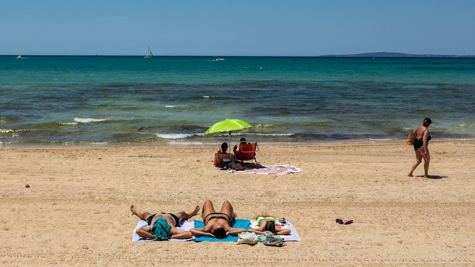 Reiseplanung 2021: Noch ist es einsam am Strand von El Arenal auf Mallorca Noch ist es einsam am Strand von El Arenal auf Mallorca