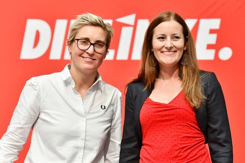 Susanne Hennig-Wellsow (l.)  und Janine Wissler stehen nebeneinander und lächeln