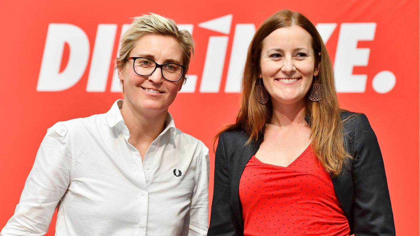 Susanne Hennig-Wellsow (l.)  und Janine Wissler stehen nebeneinander und lächeln