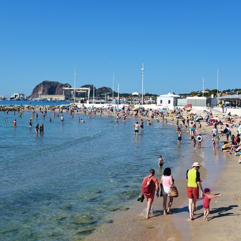 Menschen am Mittelmeerstrand bei La Ciotat in Frankreich.