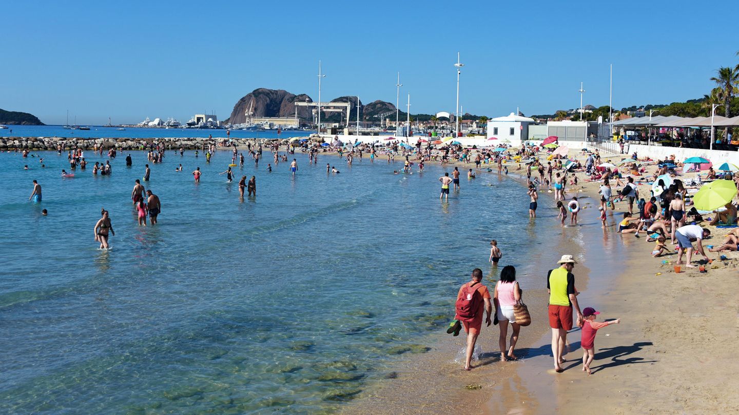 Menschen am Mittelmeerstrand bei La Ciotat in Frankreich. Menschen am Mittelmeerstrand bei La Ciotat in Frankreich.