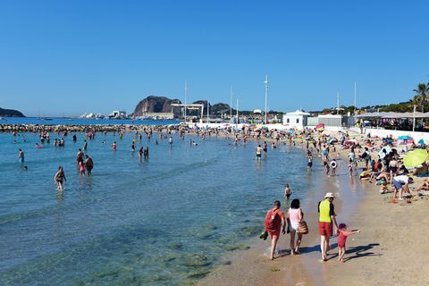 Menschen am Mittelmeerstrand bei La Ciotat in Frankreich.