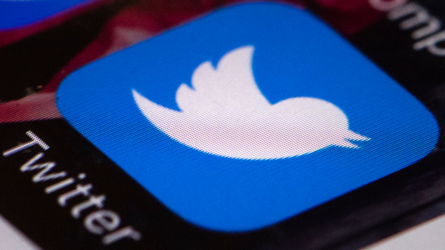 Twitter App auf einem Smartphone-Bildschirm.