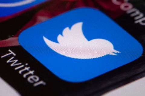 Twitter App auf einem Smartphone-Bildschirm.