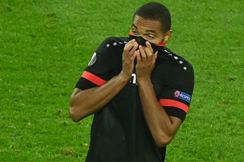 Leverkusen-Verteidiger Jonathan Tah zieht sein Trikot über sein Gesicht