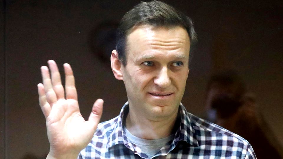 Alexej Nawalny steht in einem Käfig aus Glas im Babuskinsky Bezirksgericht in Moskau