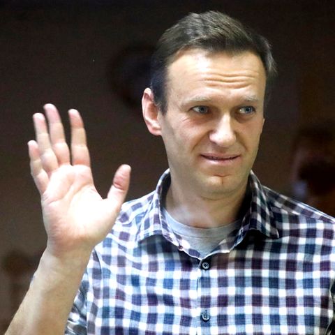 Alexej Nawalny steht in einem Käfig aus Glas im Babuskinsky Bezirksgericht in Moskau