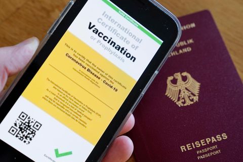 Symbolbild eines möglichen digitalen Impfpasses der Europäischen Union und eines deutschen Reisepasses
