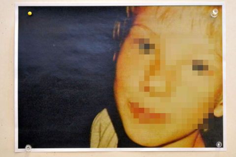 Eine Kopie eines Fotos des ermordeten Dennis R. hängt am Freitag (15.04.2011) bei der Pressekonferenz der SOKO Dennis in Verden an einer Pinnwand
