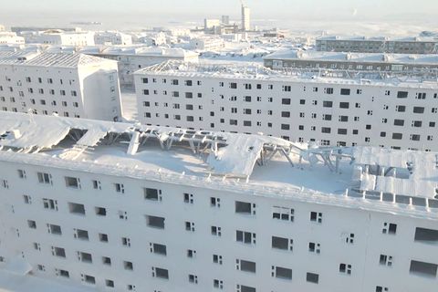 Beeindruckende Drohnenvideos: Ausgestorbene Stadt liegt unter tiefer Eisschicht