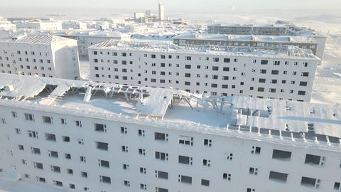 Beeindruckende Drohnenvideos: Ausgestorbene Stadt liegt unter tiefer Eisschicht