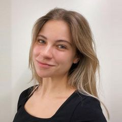Die Youtuberin Melina Sophie vor einem weißen Hintergrund