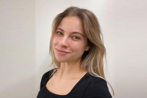 Die Youtuberin Melina Sophie vor einem weißen Hintergrund