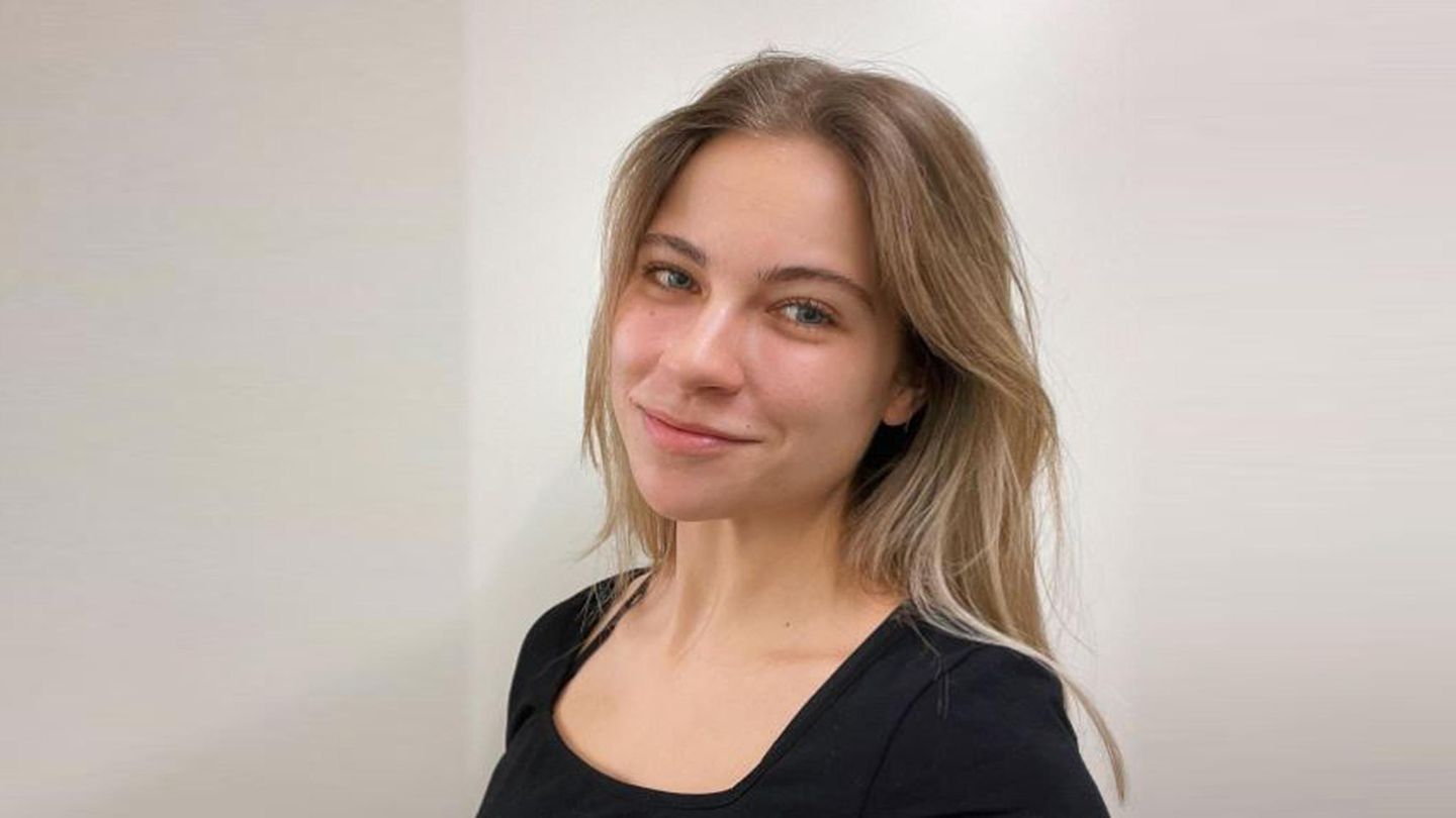 Die Youtuberin Melina Sophie vor einem weißen Hintergrund