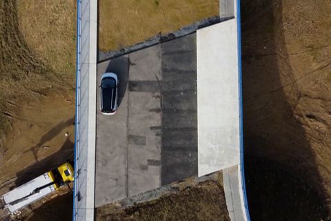 Brücke führt ins Nichts