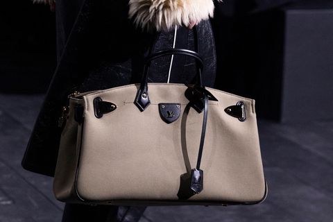 Eine Tasche von Louis Vuitton