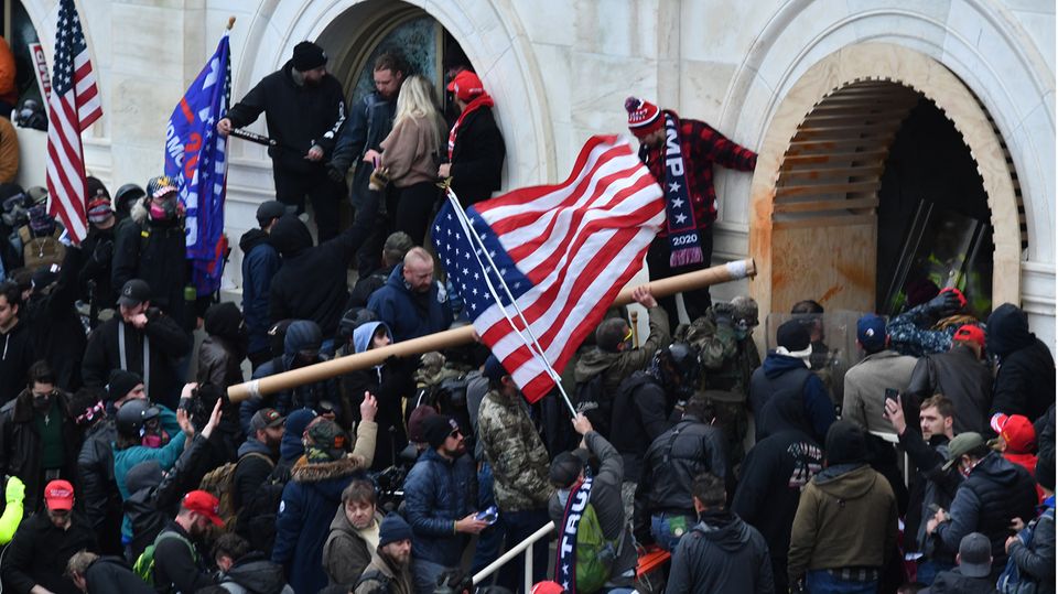 Anhänger des damaligen US-Präsidenten Trump stürmen das US-Kapitolgebäude Anhänger des damaligen US-Präsidenten Trump stürmen das US-Kapitolgebäude