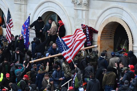 Anhänger des damaligen US-Präsidenten Trump stürmen das US-Kapitolgebäude